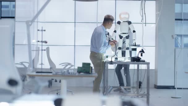 Engenheiros Técnicos Trabalhando Construção Robô Automatizado Laboratório Moderno — Vídeo de Stock