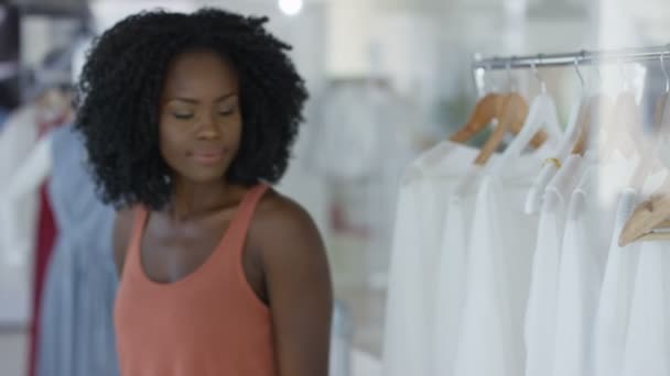 Wanita Cantik Pelanggan Belanja Butik Toko Pakaian Modis — Stok Video