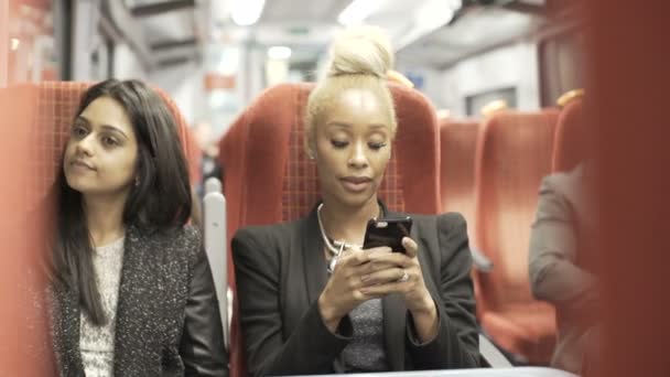 Веселая Деловая Женщина Разговаривает Телефону Оживленном Пригородном Поезде — стоковое видео