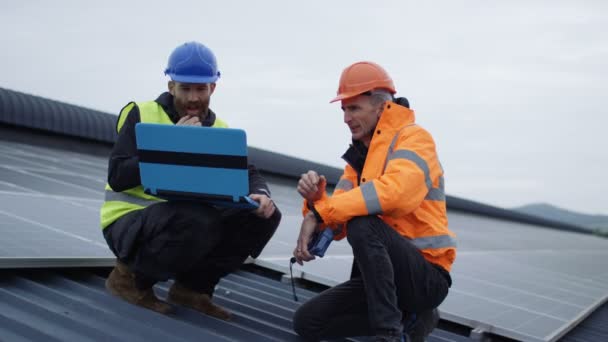 Técnicos Con Portátil Revisando Los Paneles Instalación Energía Solar — Vídeo de stock