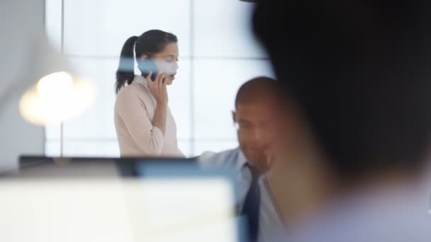 Вагітна Бізнес Менеджер Веде Переговори Телефону — стокове відео