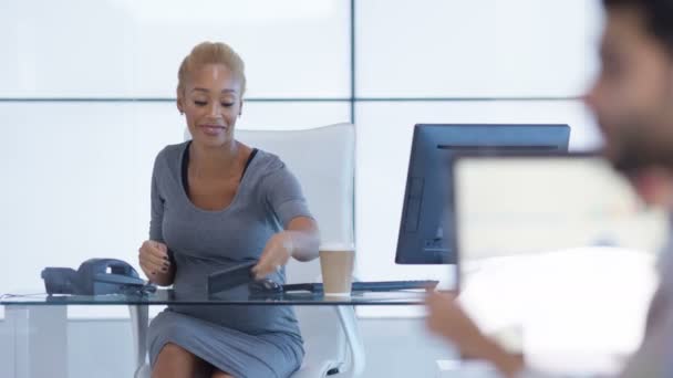 Happy Grávida Empresária Tomando Uma Chamada Pessoal Telefone Celular Trabalho — Vídeo de Stock