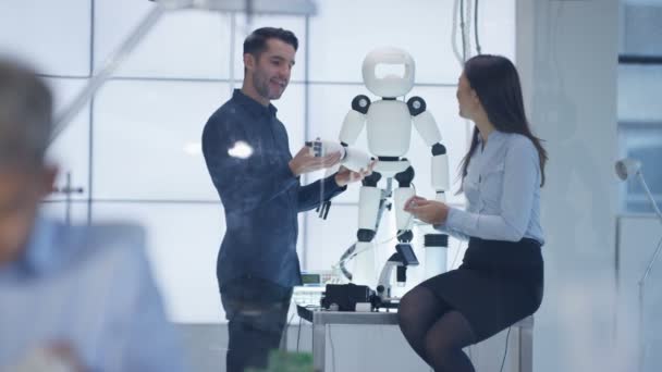 Műszaki Tervezők Együttműködik Modern Laborban Robot Építése — Stock videók