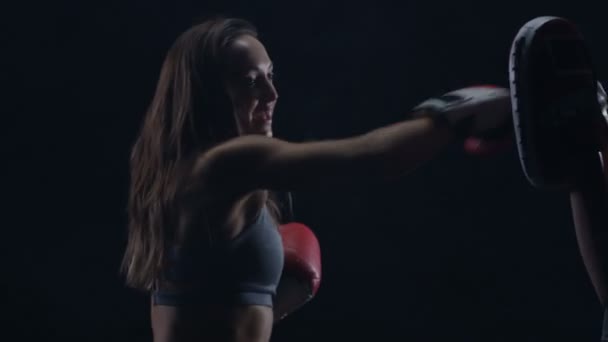 フィット若い女性の女性のトレーナーにボクシングのトレーニングを行うこと — ストック動画