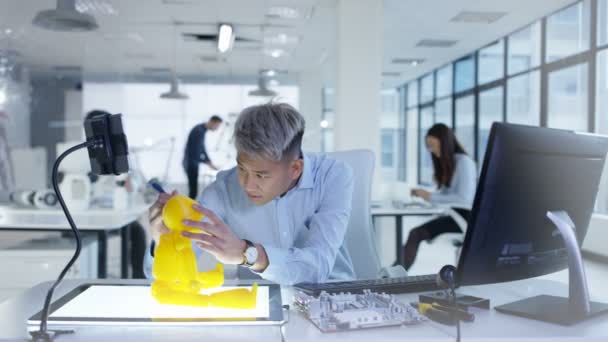 Ingénieurs en électronique 4K dans le laboratoire travaillant sur un prototype de robot automatisé  