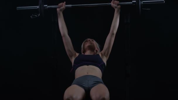 Passen Jonge Vrouw Krachttraining Het Doen Van Bankdrukken Met Barbell — Stockvideo