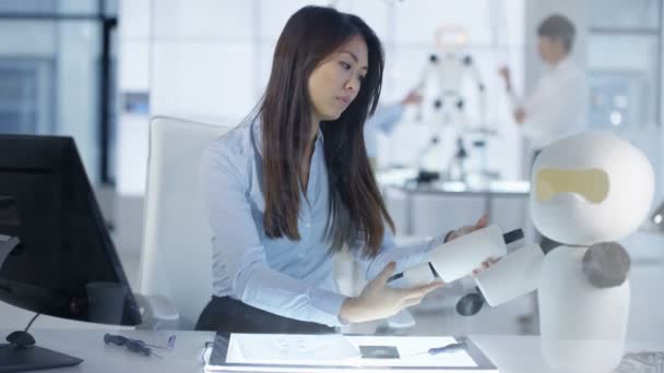 Ingénieur en électronique 4K travaillant sur la construction de robots 