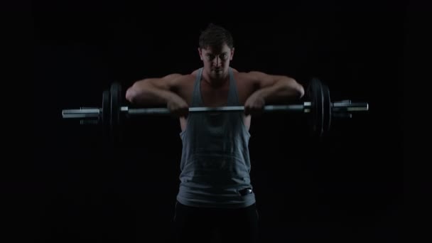 Fit Joven Con Pesos Musculares Levantamiento Físico Contra Fondo Negro — Vídeo de stock