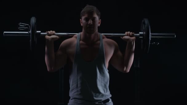 Мускулистый Человек Силовые Тренировки Делать Приседания Штангой — стоковое видео