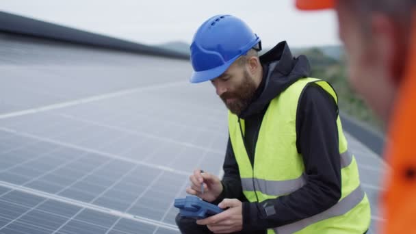 Técnicos Verificando Painéis Instalação Energia Solar — Vídeo de Stock