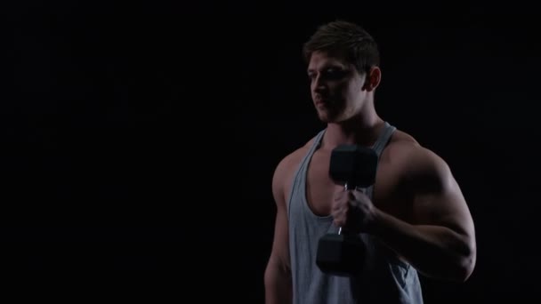 Fitter Junger Mann Mit Muskulösem Körperbau Beim Heben Von Gewichten — Stockvideo
