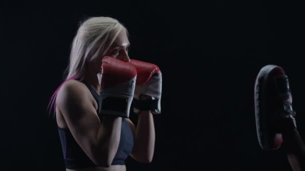 Mujer Joven Fit Haciendo Entrenamiento Boxeo Con Entrenadora — Vídeos de Stock