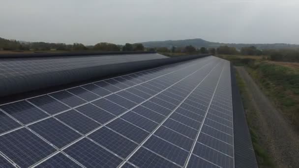 Съемка Беспилотника Большой Установкой Солнечных Батарей Сельской Местности — стоковое видео