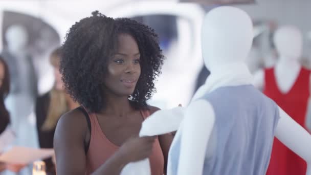 Portret Lachende Fashion Stylist Tewerkgesteld Door Grote Detailhandelaar — Stockvideo