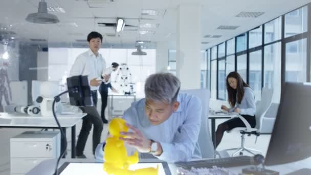 Ingénieurs en électronique 4K dans le laboratoire travaillant sur un prototype de robot automatisé  