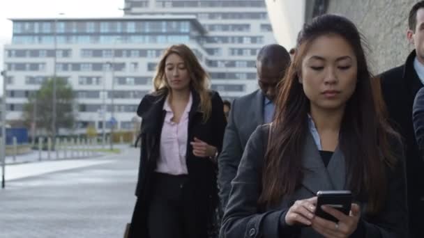 Multidão Diversa Trabalhadores Cidade Caminhando Para Trabalho Pela Manhã — Vídeo de Stock