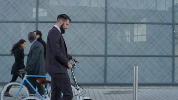 Multidão Diversa Trabalhadores Cidade Caminhando Para Trabalho Pela Manhã — Vídeo de Stock