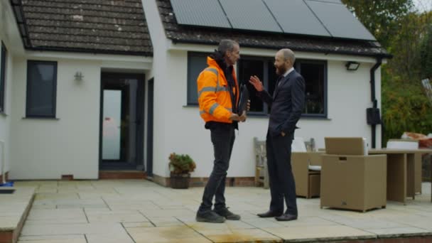 Ingenieur Huiseigenaar Bespreken Zonnepanelen Dak Schudden Handen Een Deal — Stockvideo