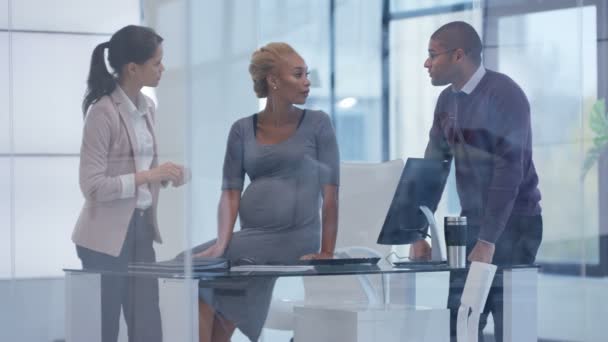 Equipe Negócios Incluindo Mulher Grávida Discutindo Papelada Uma Reunião — Vídeo de Stock