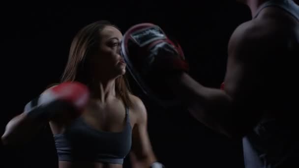 Fit Молодая Женщина Занимается Боксом Тренером Мужчиной — стоковое видео