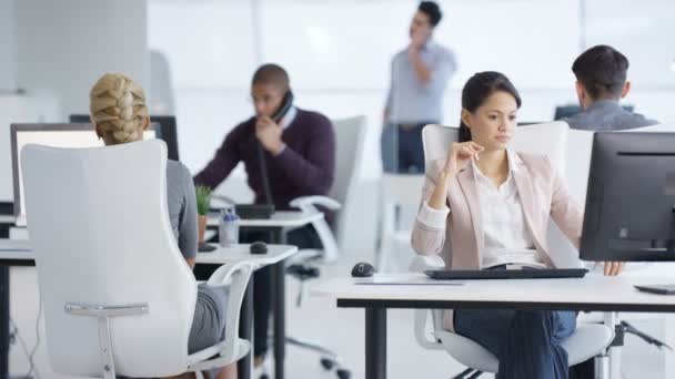 Trabajadores Oficina Incluyendo Mujeres Embarazadas Que Trabajan Sus Escritorios Hablan — Vídeos de Stock