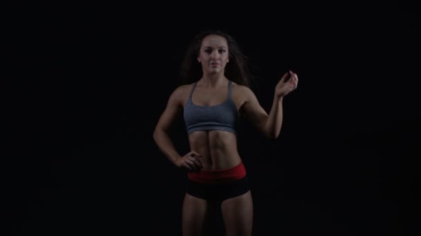 Portret Aantrekkelijk Meisje Sportkleding Flicking Haar Haar Kijken Naar Camera — Stockvideo