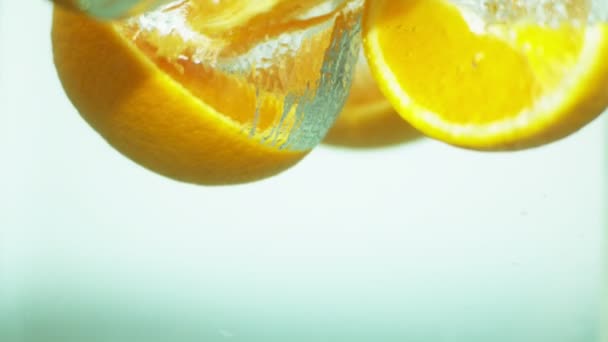 Limones Frescos Rodajas Que Caen Agua Pura Clara Cierran Cámara — Vídeo de stock