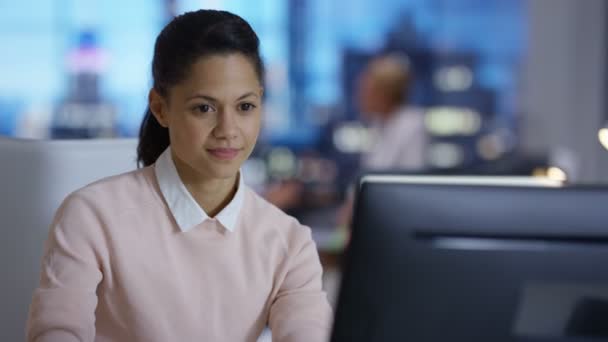 Équipe 4K Business travaillant tard. Homme et femme discutant d'informations sur ordinateur 