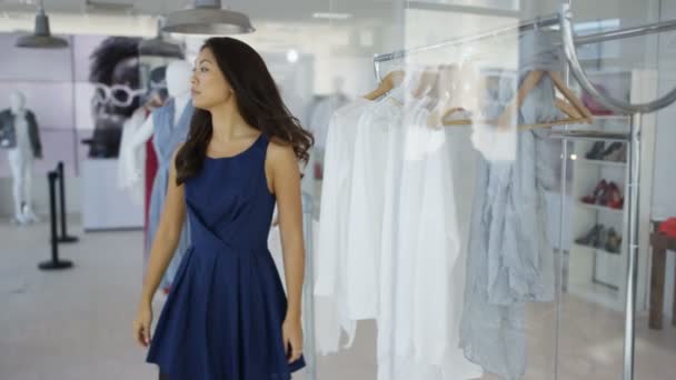 Vrouwen Mode Kledingwinkel Kleine Bedrijfseigenaar Fabrikant Haar Ontwerp Controleren — Stockvideo