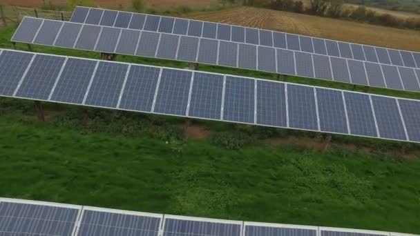 田舎の太陽電池パネルの大規模なインストールの 空中ドローン映像 — ストック動画