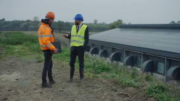 商人和工程师讨论太阳能工厂的运营情况 — 图库视频影像