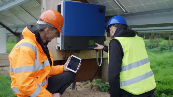 Güneş Enerjisi Yükleme Sırasında Elektrik Kutuyu Işaretleyerek Teknisyenleri — Stok video