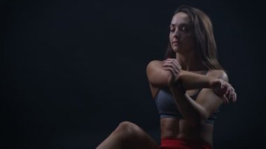 esneklik artırmak için 4 k uygun olan kadın atletik vücut uzanır yapıyor
