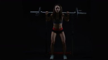 4k genç kadın ağırlık eğitim, barbell ile ağız kavgası yaparken uygun