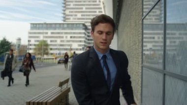 telefonunu o şehirde yürüyüş olarak kontrol bisiklet ile 4 k genç işadamı