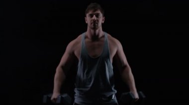 4 k uygun genç adamla kaslı vücut ağırlık mı siyah arka plan