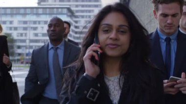 4 k çeşitli kalabalık şehir işçilerin sabah işe için yürüyüş