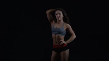 4 k portre çekici kız saçını flicking ve kameraya seyir spor giyim 