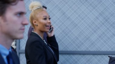 4 k çeşitli kalabalık şehir işçilerin sabah işe için yürüyüş