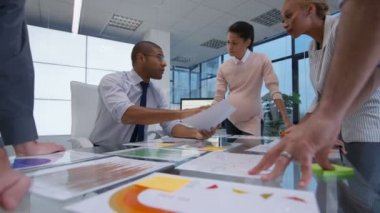 4 k hamile işkadını finansal verilere bakarak meslektaşları ile bir toplantıda