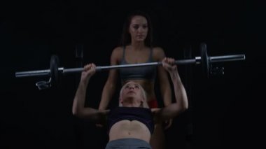 4k uygun genç kadının barbell bench press lekelenme eğitim ortağı ile yapması