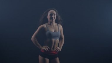 4 k portre çekici kız saçlarını saygısız ve kameraya gülümseyen spor giyim