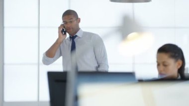 4 k iş yöneticisi o telefonda konuşurken pacing Office