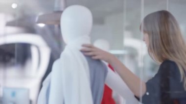 Moda tasarım ekibi beyin fırtınası ve fikirleri tartışmak büyük perakendeci için çalışıyor.