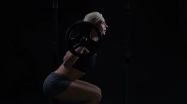 4k genç kadın ağırlık eğitim, barbell ile ağız kavgası yaparken uygun