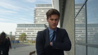 telefonunu o şehirde yürüyüş olarak kontrol bisiklet ile 4 k genç işadamı