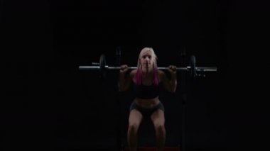 4k genç kadın ağırlık eğitim, barbell ile ağız kavgası yaparken uygun