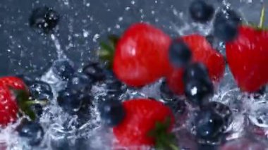 düşen ve temiz su sıçramasına 4 k yavaş taze çilek
