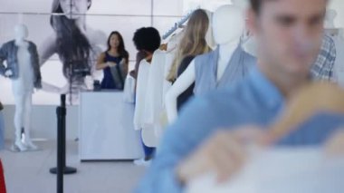 Erkek müşteri veya satış asistanı giyim moda giyim mağazası bakarak gülen portre.