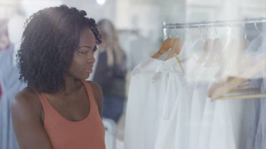 Güzel kadın müşteriler moda butik giyim mağazasında alışveriş.